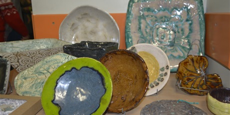 Powiększ grafikę: talerze i miseczki - wyroby ceramiczne podopiecznych fundacji "sprawni inaczej"