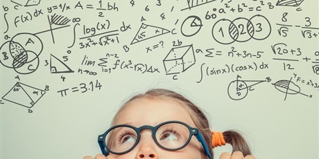 Powiększ grafikę: Głowa dziewczynki w okularach patrzącej w górę na tablicę z wzorami matematycznymi