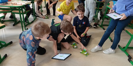 Powiększ grafikę: Chłopcy na podłodze budują modele na zajęciach z robotyki