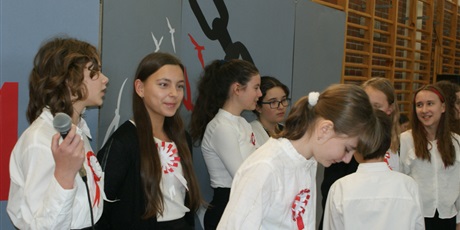Powiększ grafikę: Dziewczynki z chóru szkolnego przygotowują się do występu