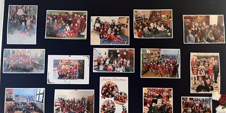 Powiększ grafikę: Zdjęcia wszystkich laureatów konkursu wywieszone w gablocie na korytarzu szkolnym.