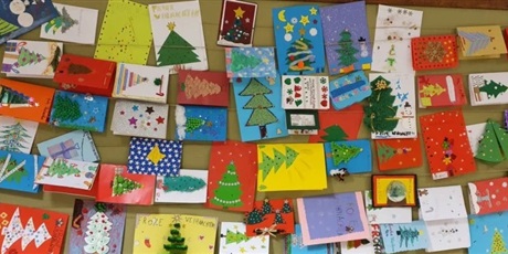 Powiększ grafikę: Kolorowe kartki bożonarodzeniowe leżące na stole