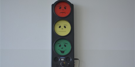 Powiększ grafikę: Kolorowa sygnalizacja świetlna z buźkam (czerwona-smutna, żółta-bez emocji, zielona-uśmiechnięta)u