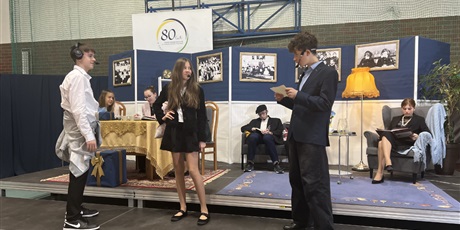 Powiększ grafikę: Na scenie w sali gimnastycznej uczniowie i uczennice grają swoje role w przedstawieniu