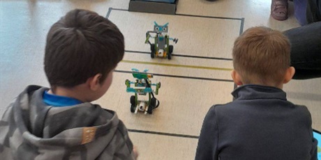Powiększ grafikę: Akcja Zima, Uczniowie sterują robotami lego