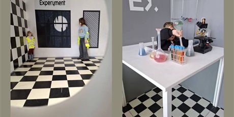 Powiększ grafikę: 2 pomieszczenia z lewej strony 2 dziewczynki stoją naprzeciwko siebie na podłodze w szachownice, z prawej strony dziecko siedzi przy stole pełnej naczyń i odczynników chemicznych 