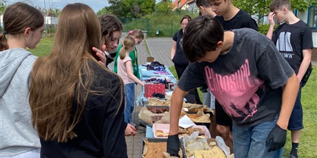 Powiększ grafikę: Boisko szkolne, ciasta rozłożone na stołach