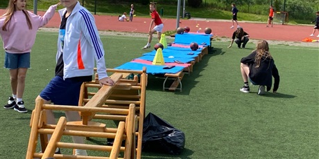 Powiększ grafikę: Tor przeszkód na boisku, drabinki, materace