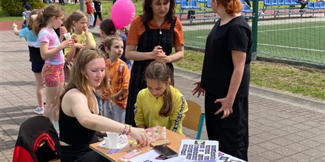 Powiększ grafikę: Przyklejanie tatuaży, kolejka dzieci