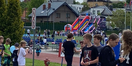Powiększ grafikę: Widok na boisko, dmuchańce i dzieci