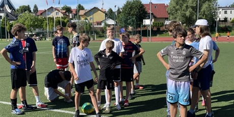 Powiększ grafikę: Chłopcy na boisku ustawieni w 3 rzędach czekają na rozgrywki