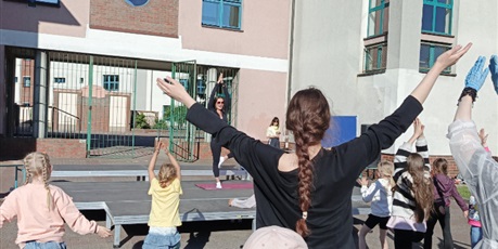 Powiększ grafikę: Dzieci i dorośli tańczą przed szkołą