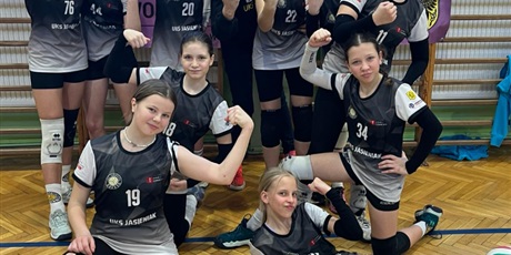 Powiększ grafikę: Dziewczynki, które zwycięzyły w turnieju pozujące do zdjęcia na sali gimnastycznej