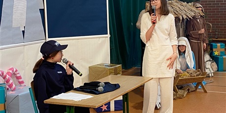 Powiększ grafikę: Na scenie policjantka przesłuchuje anioła ubranego w biały strój