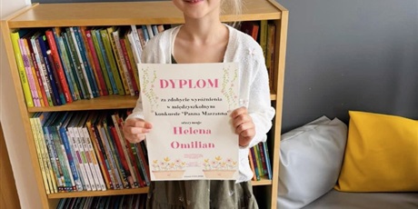 Powiększ grafikę: Laureatki Międzyszkolnego Konkursu Plastycznego „Panna Marzanna”