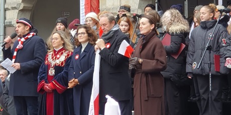 Powiększ grafikę: Pani prezydent Gdańska ze współpracownikami uroczyście przemawia - otwiera paradę niepodległości 