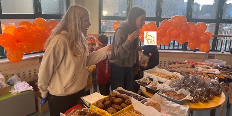 Powiększ grafikę: dwie dziewczynki sprzedają ciasto w Dniu Tumbo