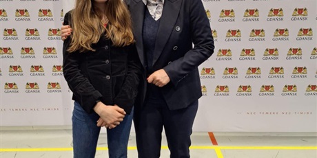 Powiększ grafikę: Pani prezydent i uczennica naszej szkoły pozują do zdjęcia uśmiechnięci