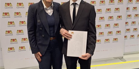 Powiększ grafikę: Pani prezydent i uczeń naszej szkoły pozują do zdjęcia uśmiechnięci