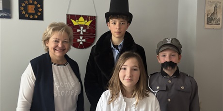 Powiększ grafikę: Portret 4 postaci: pani dyrektor szkoły, dziewczynka i 2 chłopców