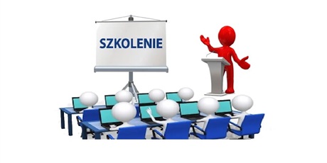 Powiększ grafikę: Na białej tablicy niebieski napis SZKOLENIE, z prawej strony na mównicy stoi czerwony ludzik a przed nim w ławkach siedzą białe ludziki w ławkach z laptopami