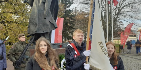 Powiększ grafikę: uczniowie klasy 7c Karol Zdziennicki, Martyna Dawczak oraz Aniela Kłoczyńska stają prze pomnikiem J. Piłsudzkiego