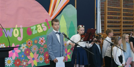 Powiększ grafikę: Na scenie z dekoracjami chłopiec i dziewczynka grająca na skrzypcach