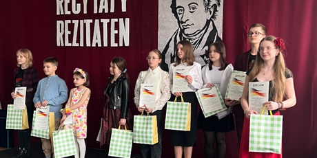 Powiększ grafikę: 9 dzieci laureatów - chłopców i dziewcząt stoi na scenie z dyplomami po wręczeniu nagród konkursowych