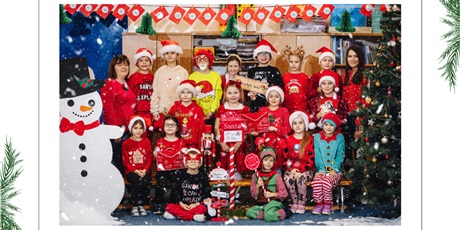 Powiększ grafikę: Dzieci z klasy 1b pozujące do zdjęcia z dwoma paniami wychowawczyniami. wszyscy ubrani na czerwono. Z lewej strony grupki stoi bałwan, a z lewej choinka