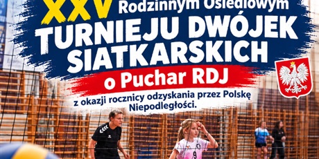 Powiększ grafikę: Plakat kolorowy z napisem: XXV Rodzinny Turniej Dwójek Siatkarskich o Puchar RDJ. Na sali gimnastycznej dzieci i dorośli grają w siatkówkę.