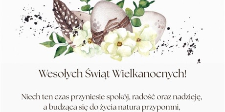 Powiększ grafikę: Na białej kartce na górze rysunek 3 jajek, kremowych kwiatów, piórka i zielonych listów. Pod rysunkiem życzenia wielkanocne
