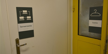 Powiększ grafikę: Oznakowanie drzwi do serwerowni i szatni: tabliczki z opisem literowym i językiem brajla