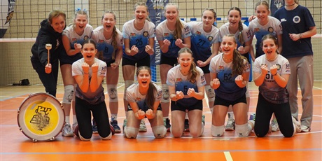 Powiększ grafikę: 13 dziewczynek z trenerką p. Wilkowską pozoują do zdjęcia pozzwycięskim meczu na sali gimnastycznej