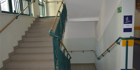 Powiększ grafikę: Schody na korytarzu szkolnym z wykończeniem antypoślizgowym.