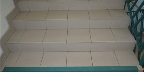 Powiększ grafikę: Schody na korytarzu szkolnym z wykończeniem antypoślizgowym.
