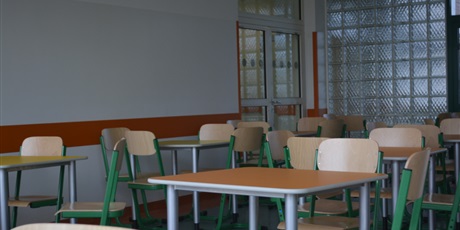 Powiększ grafikę: Stoliki i krzesła w stołówce szkolnej.